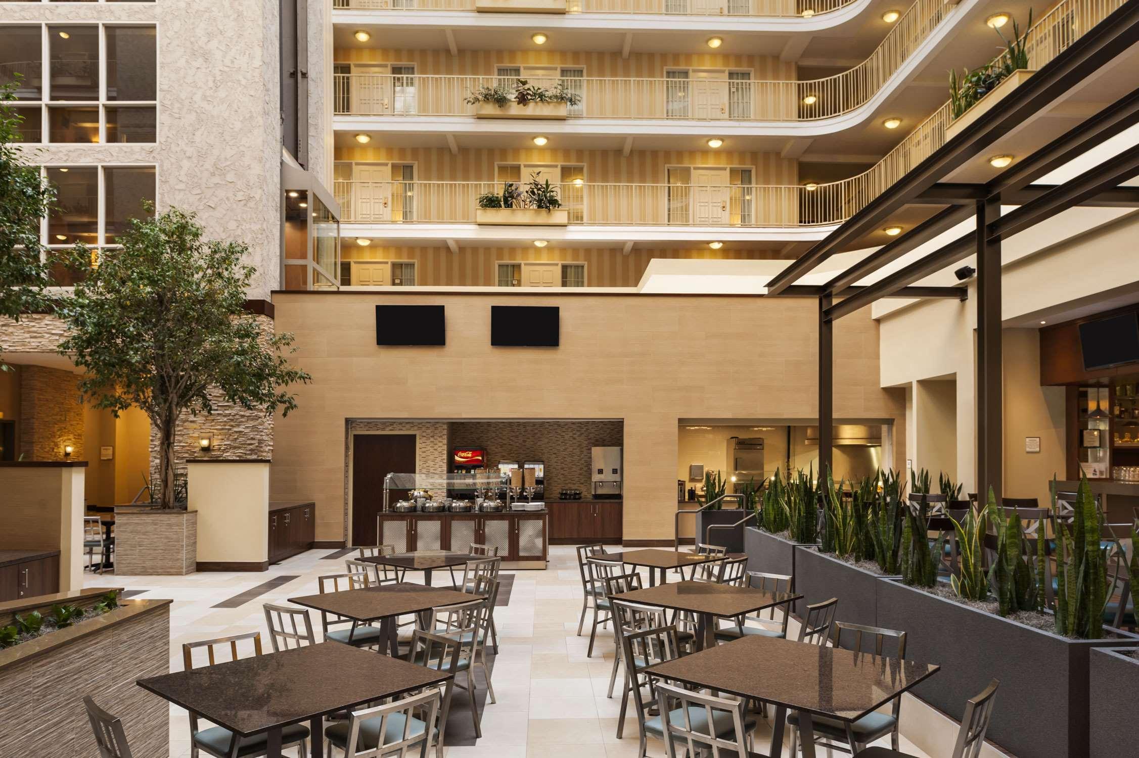 Embassy Suites By Hilton Dallas Market Center Εστιατόριο φωτογραφία